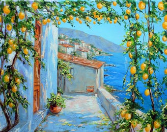 Op de afbeelding: Olieverfschilderij van een kustlandschap met een blauw en wit gebouw, een terracotta deur en citroenbomen met gele vruchten. De zee en de bergen zijn op de achtergrond te zien. Een zonnig, mediterraan thema.