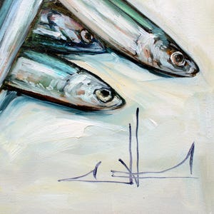 K&ouml;nnte beinhalten: Eine Nahaufnahme eines Gem&auml;ldes mit drei silbernen Fischen auf wei&szlig;em Hintergrund. Die Fische sind diagonal angeordnet, wobei ihre Schw&auml;nze auf die rechte untere Ecke des Bildes zeigen. Das Gem&auml;lde ist unten rechts signiert.
