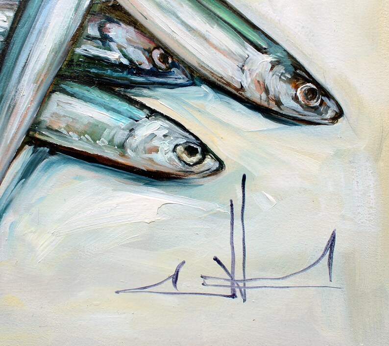 K&ouml;nnte beinhalten: Eine Nahaufnahme eines Gem&auml;ldes mit drei silbernen Fischen auf wei&szlig;em Hintergrund. Die Fische sind diagonal angeordnet, wobei ihre Schw&auml;nze auf die rechte untere Ecke des Bildes zeigen. Das Gem&auml;lde ist unten rechts signiert.