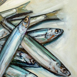 K&ouml;nnte beinhalten: Eine Nahaufnahme eines Gem&auml;ldes mit einem Haufen silberner Fische in Blau- und Gr&uuml;nt&ouml;nen. Die Fische sind in einem Kreuzmuster angeordnet, wobei sich ihre Schw&auml;nze und K&ouml;pfe &uuml;berlappen.