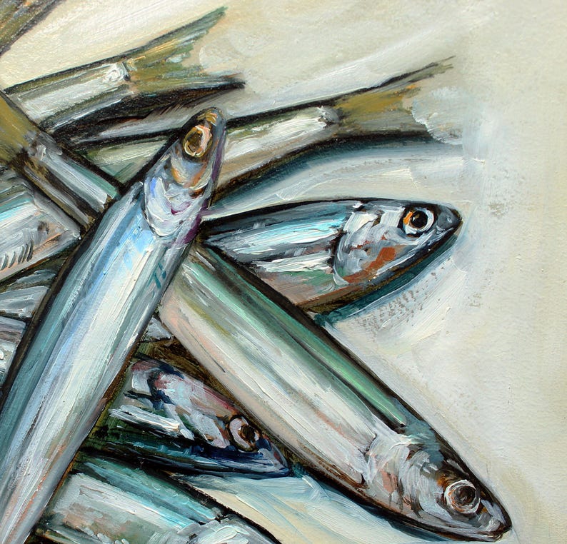 K&ouml;nnte beinhalten: Eine Nahaufnahme eines Gem&auml;ldes mit einem Haufen silberner Fische in Blau- und Gr&uuml;nt&ouml;nen. Die Fische sind in einem Kreuzmuster angeordnet, wobei sich ihre Schw&auml;nze und K&ouml;pfe &uuml;berlappen.