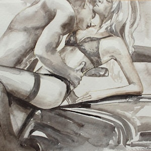 Può includere: Dipinto ad acquerello in bianco e nero di una coppia che si abbraccia in un'auto. La donna indossa lingerie. L'interno dell'auto è visibile, aggiungendo contesto alla scena. L'opera cattura l'intimità.