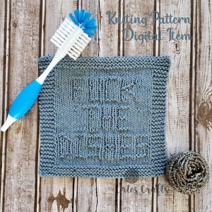 Op de afbeelding: Breipatroon voor een blauwe theedoek met de tekst "Enjoy the Little Things" in wit. Het patroon is een digitale download.