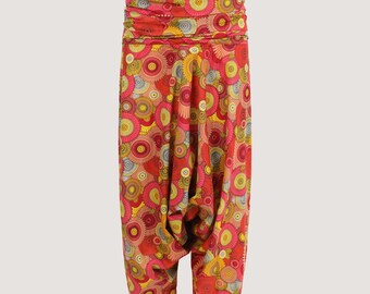 Könnte beinhalten: Eine farbenfrohe Haremshose mit gerafftem Bund und lockerer Passform. Der Stoff ist mit einem sich wiederholenden kreisförmigen Muster in Rot, Gelb, Rosa und Blau bedruckt. Diese bequeme Hose ist für einen entspannten, stilvollen Look konzipiert. Länge: ca. 100 cm.