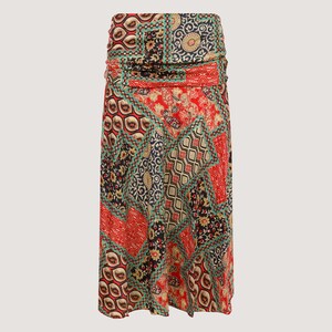 Peut inclure: Une jupe à motif rouge, vert et noir avec une taille élastiquée.