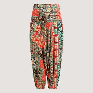 Może przedstawiać: Spodnie w czerwono-zielono-czarne wzory, z wysokim stanem i luźnym, swobodnym krojem.