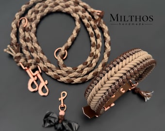 Op de afbeelding: Een set voor honden met een halsband, een riem en een afvalzakhouder in bruin- en beigetinten. De halsband en de riem zijn gevlochten. De set bevat roségoudkleurige hardware en de merknaam "Milthos - handmade".