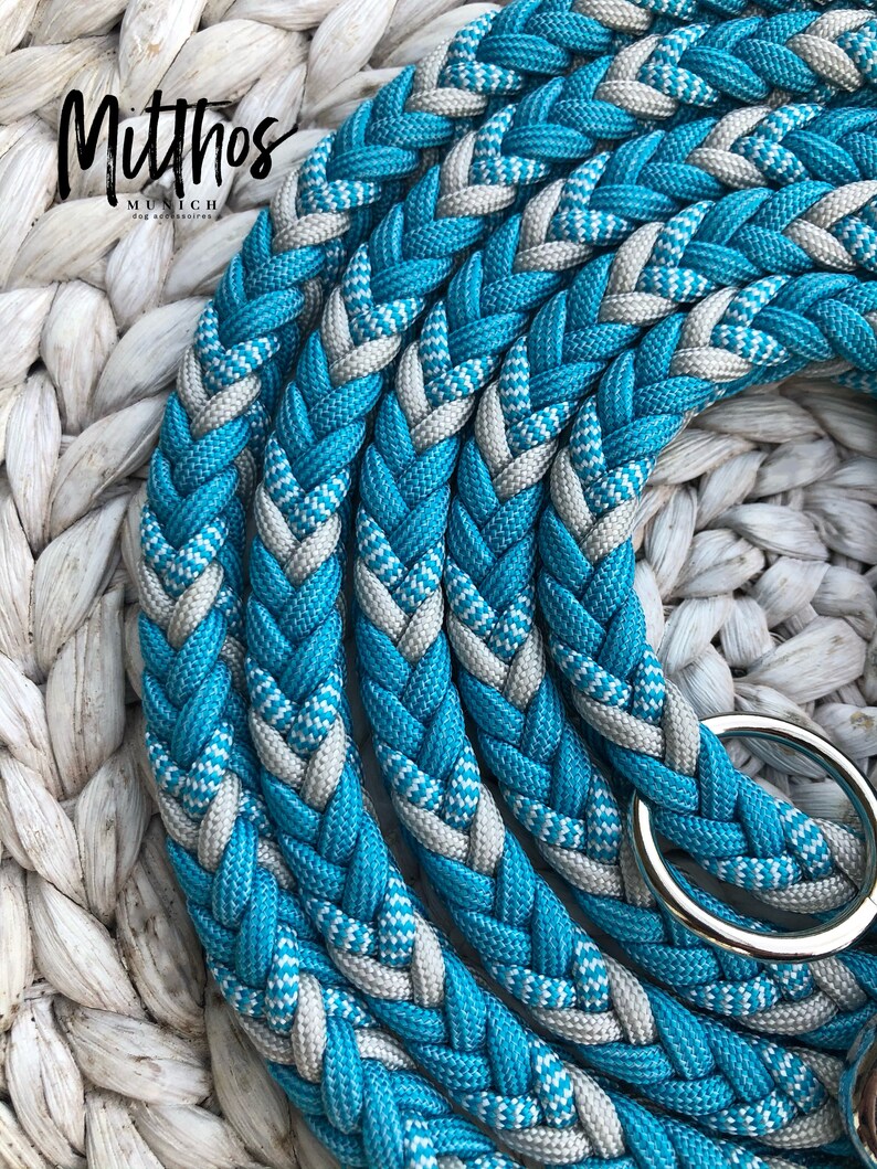 Dog leash in Paracord light blue silver