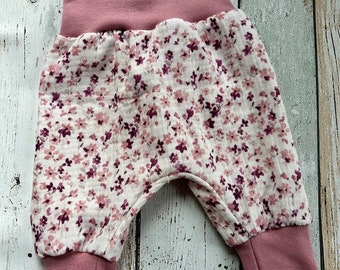 Pantalone décolleté baby in mussola fiori sparsi