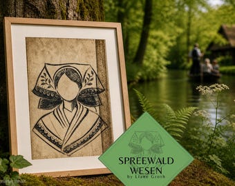 Könnte beinhalten: Gerahmtes Kunstwerk mit einer Schwarz-Weiß-Illustration einer Frau in traditioneller Spreewälder Tracht. Das Kunstwerk befindet sich in einem hellen Holzrahmen, mit einem grünen Logo im Vordergrund mit der Aufschrift "SPREEWALD WESEN by Liane Groth". Der Hintergrund zeigt eine Flussszene.