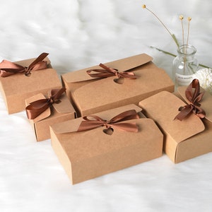 Confezione regalo da 10 pezzi in cartoncino regalo, scatola di dimensioni personalizzate con labbra a nastro, scatola per bomboniere sfuse con fiori tagliati al laser, scatola di carta, scatola di carta kraft