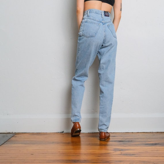 High Rise Light Wash Vintage Jeans / Size 24 - image 1