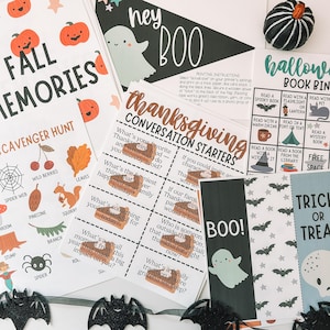 Pode incluir: Uma coleção de artigos de papel com tema de Halloween e Ação de Graças. Inclui uma caça ao tesouro "Fall Memories", perguntas para iniciar conversas e um jogo "Halloween Book Bingo". Abóboras e fantasmas decorativos.