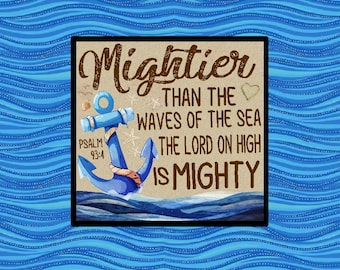 Puede incluir: Un letrero de pared cuadrado con un ancla azul y el texto Mightier than the waves of the sea the Lord on high is mighty Psalm 93:4. El diseño incluye un fondo arenoso, pequeñas estrellas de mar, una concha y olas de color azul oscuro.