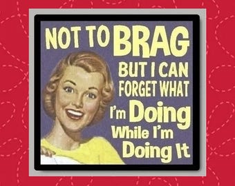 Peut inclure: Une enseigne carrée avec une illustration de style vintage représentant une personne souriante aux cheveux blonds portant un haut jaune. Le fond bleu foncé affiche le texte jaune : NOT TO BRAG BUT I CAN FORGET WHAT I'm Doing While I'm Doing It.