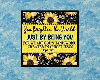 Puede incluir: Un letrero cuadrado con fondo negro, girasoles amarillos y pequeñas abejas. El texto dice: You Brighten The World JUST BY BEING YOU FOR WE ARE GOD'S HANDIWORK CREATED IN CHRIST JESUS Eph 2:10. El diseño presenta una franja central amarilla.