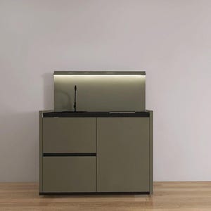 Könnte beinhalten: Ein moderner Küchenschrank mit zwei Türen und einer Schublade. Der Schrank ist aus hellem Grau gefertigt und hat eine schwarze Arbeitsplatte. Der Schrank verfügt über ein integriertes Spülbecken und einen Wasserhahn.