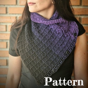 Puede incluir: Un cuello de punto de ganchillo morado y negro con botones. El cuello está hecho con hilo degradado y tiene forma triangular. Patrón.