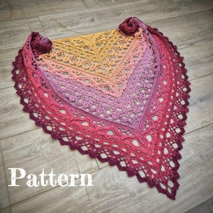 Könnte beinhalten: Ein handgehäkelter Schal in Dreiecksform mit einem Farbverlauf von Gelb über Rosa zu Dunkelrot. Der Schal hat ein zartes, offenes Design und einen gewellten Rand. Das Wort "Pattern" ist auf den Schal gedruckt.