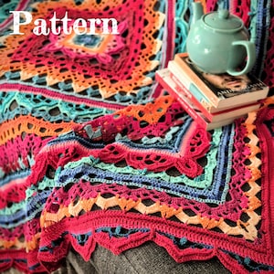 Puede incluir: Una manta de ganchillo multicolor con intrincados patrones geométricos en tonos rosa, naranja, azul turquesa y azul. La palabra Pattern está impresa en blanco en la esquina superior izquierda. Una tetera verde claro descansa sobre tres libros.