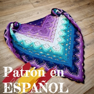 May include: A colourful crochet shawl with a gradient of purple, blue and green. The shawl has a lacy pattern and is finished with a fringe. The text "Patrón en ESPAÑOL" is written on the bottom of the image.