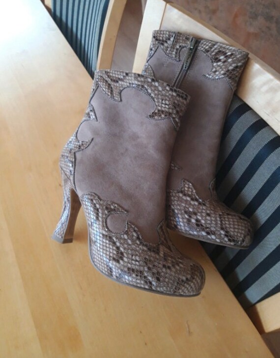 Tamaris store snake boots