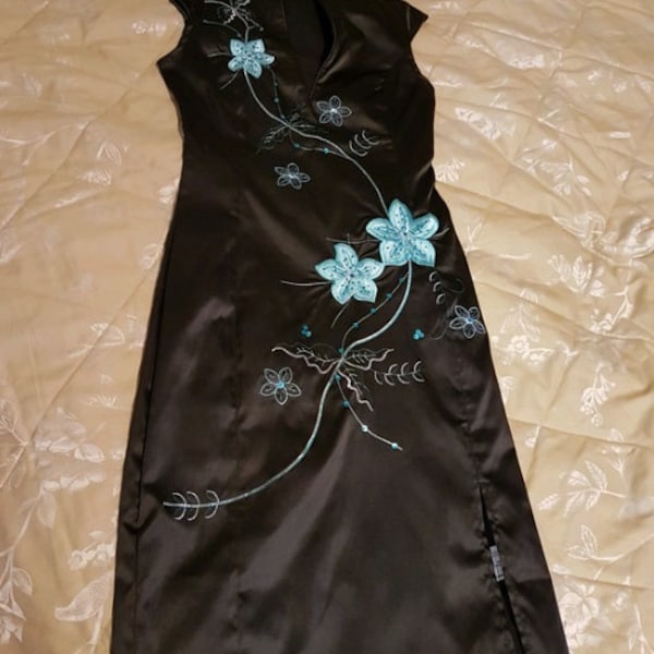 Y2K robe orientale en satin noir avec fleurs brodées / taille XS / Jane Norman Y2K robe soyeuse noire / petite robe noire satinée