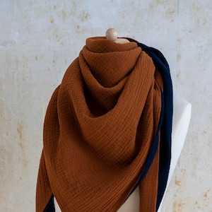 zweilagiges und zweifarbiges Musselin-Dreieckstuch aus Baumwolle in der Farbkombi dunkelblau & rost, schönes Accessoire für Damen und Herren