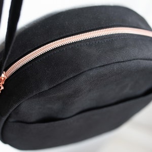 Umhängetasche aus schwarzem, robustem Canvas mit roségoldenem Reißverschluss, gemustertem Innenfutter, verstellbarem Tragehenkel für Damen afbeelding 3