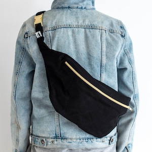 extra große Bauchtasche schwarz Canvas Baumwolle drei Reißverschlussfächer Innentasche Karabiner verstellbares Gurtband Metallschnalle gold