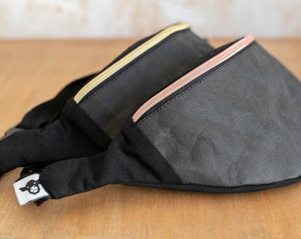 Hip-Bag Bauchtasche schwarz Baumwoll-Canvas, Vorderteil aus Waschpapier und Reißverschluss in gold- oder roségoldfarben Gurtband verstellbar