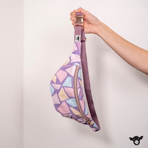 HipBag Bauchtasche aus Baumwollcanvas mit Terrazzomuster pastell lila zwei Reißverschlussfächer verstellbares Gurtband Steckschnalle Metall