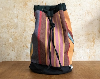 hübscher kleiner Bucket Bag Rucksack aus bunt gestreiftem und marineblauem Canvas mit verstellbaren Tragegurten, Ösen und Bindebändel