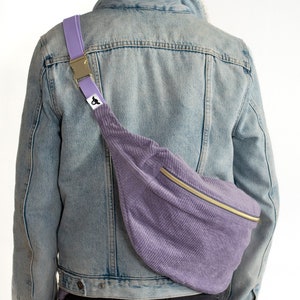 extra große Bauchtasche 2.0 flieder lilac lila Cord Baumwolle drei Reißverschlussfächer Karabiner verstellbares Gurtband Metallschnalle gold