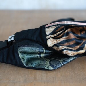 Bauchtasche Hip-Bag Hüfttasche schwarz Baumwolle Vorderteil Tierprint Schlange Tiger zwei Reißverschlussfächer Gurtband schwarz verstellbar