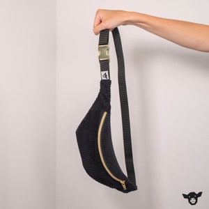 Bauchtasche Hipbag Gürteltasche aus Breitcord schwarz mit zwei Reißverschlussfächern und verstellbarem Gurtband Steckschnalle Metall gold