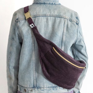 extra große Bauchtasche 2.0 aubergine lila Cord Baumwolle drei Reißverschlussfächer Karabiner verstellbares Gurtband mit Metallschnalle gold