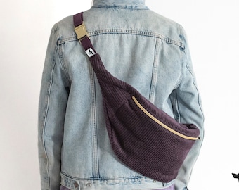 extra große Bauchtasche 2.0 aubergine lila Cord Baumwolle drei Reißverschlussfächer Karabiner verstellbares Gurtband mit Metallschnalle gold