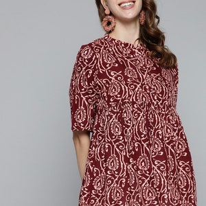 Kurtis per le donne Top Kurti a trapezio stampati bordeaux e rosa Kurta corto Tuniche indiane T-shirt estiva per donne Top etnico immagine 1