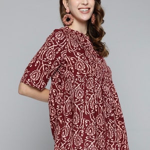 Kurtis per le donne Top Kurti a trapezio stampati bordeaux e rosa Kurta corto Tuniche indiane T-shirt estiva per donne Top etnico immagine 3