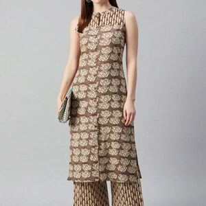 Women Maroon Cotton Sleeveless Kurta With 3/4Th Sleeve Beige Printed Front Open Kurta