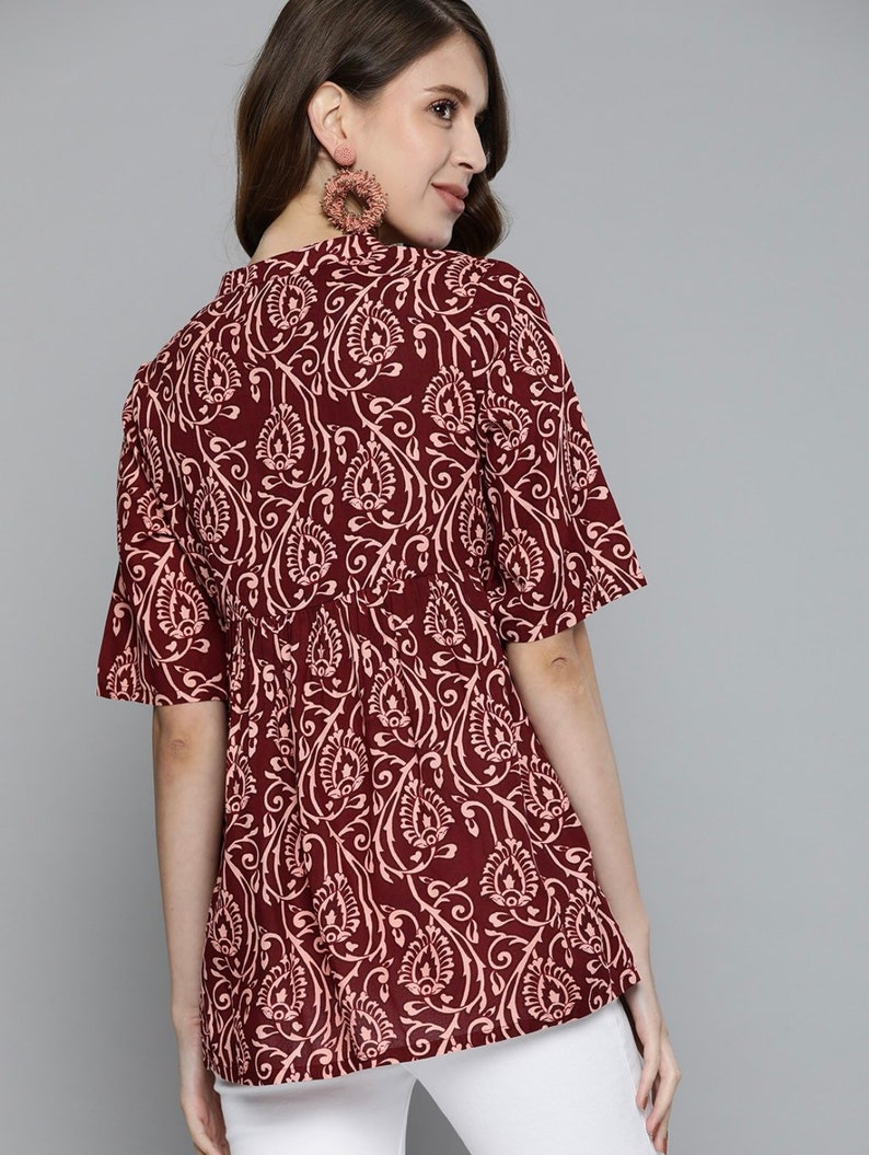 Kurtis per le donne Top Kurti a trapezio stampati bordeaux e rosa Kurta corto Tuniche indiane T-shirt estiva per donne Top etnico immagine 4