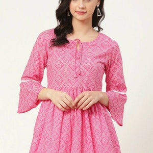Kurtis Tunika für Frauen | Pink & White Bandhani A-Linien-Top für Frauen | Kurzes Kurta Kleid | Sommer - Frühlingsbekleidung | Indische ethnischen Top für Frauen