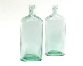 Paar antike Glasflaschen. Aquagrüne Farbe