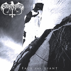 Peut inclure: Une pochette d'album en noir et blanc avec une chaîne de montagnes en arrière-plan. Le nom du groupe "Stormblood" est écrit en police gothique avec un aigle et une croix. Le texte "FACE THE GIANT" est écrit en blanc en bas de l'image.