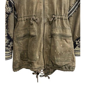 Chaqueta parka militar con plumas doradas y diamantes de imitación verdes de FREE PEOPLE M RARO imagen 8