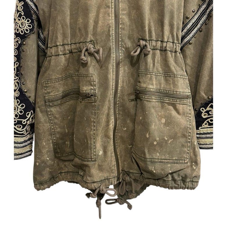 Chaqueta parka militar con plumas doradas y diamantes de imitación verdes de FREE PEOPLE M RARO imagen 8