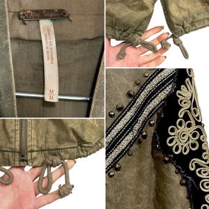 Puede incluir: Una chaqueta verde de estilo militar con cintura de cord&oacute;n y bordados decorativos. La chaqueta tiene cierre de cremallera y capucha. La etiqueta dice "Made in China, Fabrique en Chine" y "M".