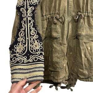 Chaqueta parka militar con plumas doradas y diamantes de imitación verdes de FREE PEOPLE M RARO imagen 5