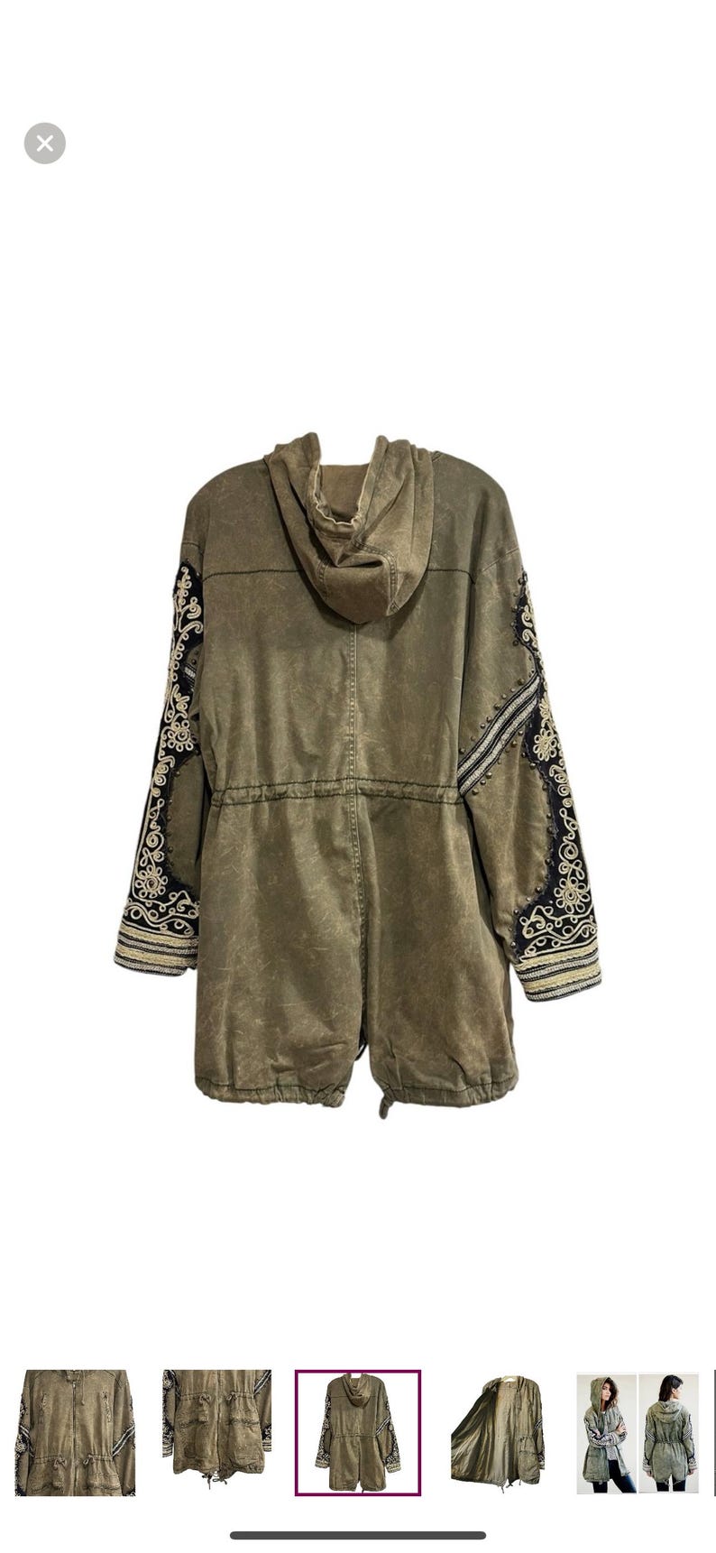 Puede incluir: Una chaqueta verde con capucha y detalles bordados en las mangas. La chaqueta tiene una cintura con cord&oacute;n y una cremallera.